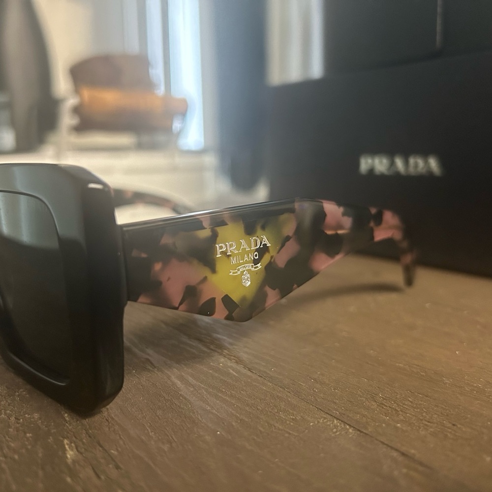 PRADA- SPR23Y Colour Code: 1AB5S0 Black/Dark Grey